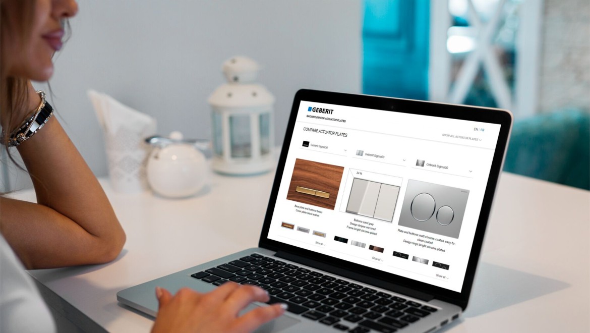 Nainen tutkuu Geberit-huuhtelupainikkeiden Onlinenäyttelyä tietokoneellaan