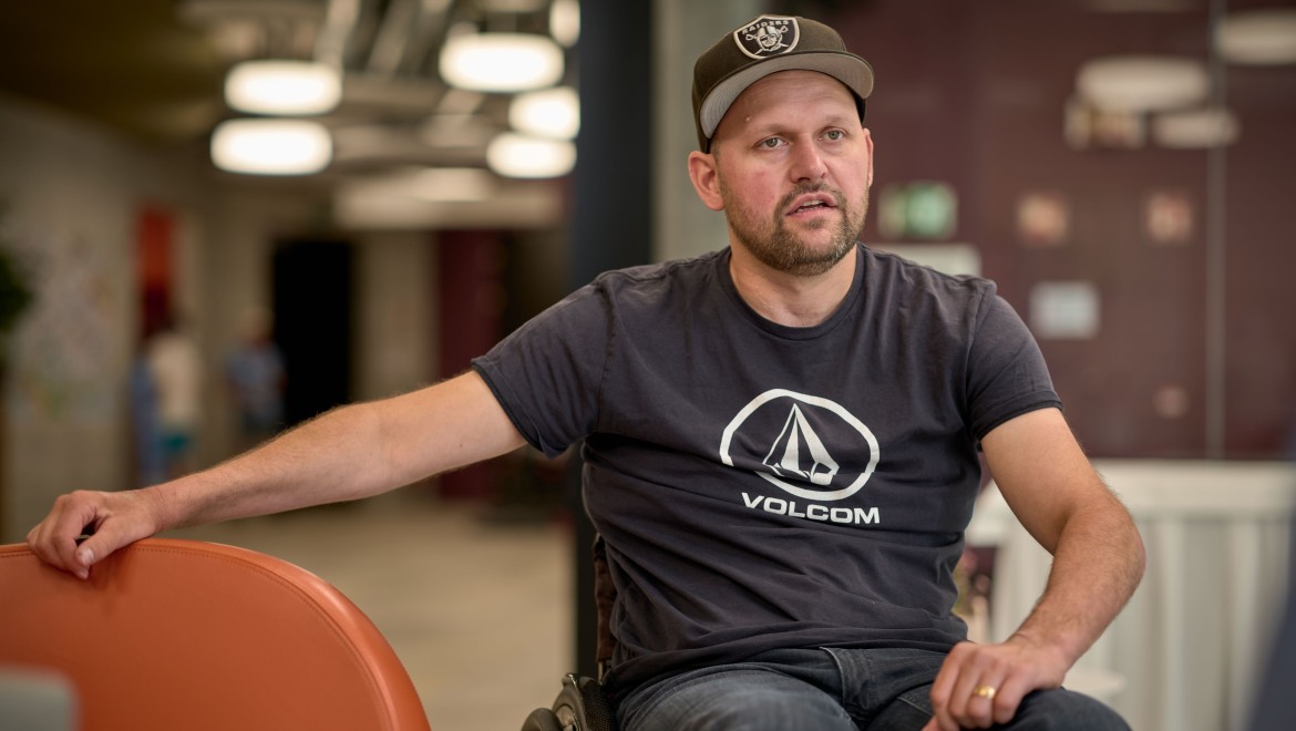 Keskustelua Peter Roosin kanssa Swiss Paraplegic Centerissä Nottwil:issä (© Ben Huggler)