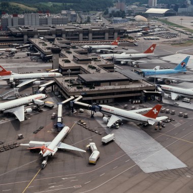 Ilmakuva Zürichin terminaali B:stä 1980-luvulta (© Swissair)