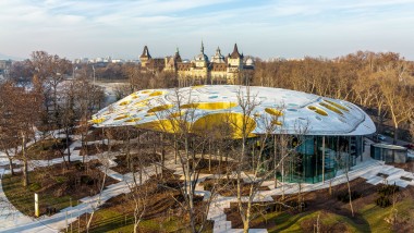 Sieni puistossa? House of Music Hungaryn ikoninen katto ylhäältä katsottuna (© Városliget Zrt.)