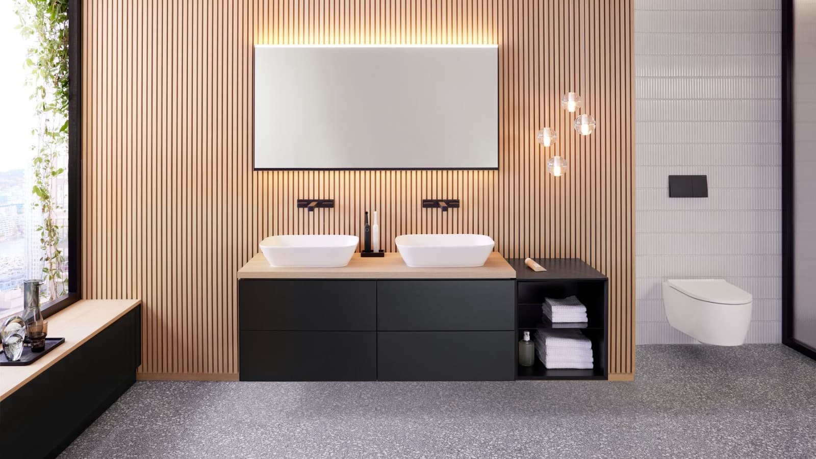 Geberit ONE -kylpyhuonekalusteet yhdistettynä Geberit Option Plus 135 cm matta mustan peilin kanssa (© Geberit) Geberit ONE -kylpyhuonekalusteet yhdistettynä Geberit Option Plus 135 cm matta mustan peilin kanssa (© Geberit)