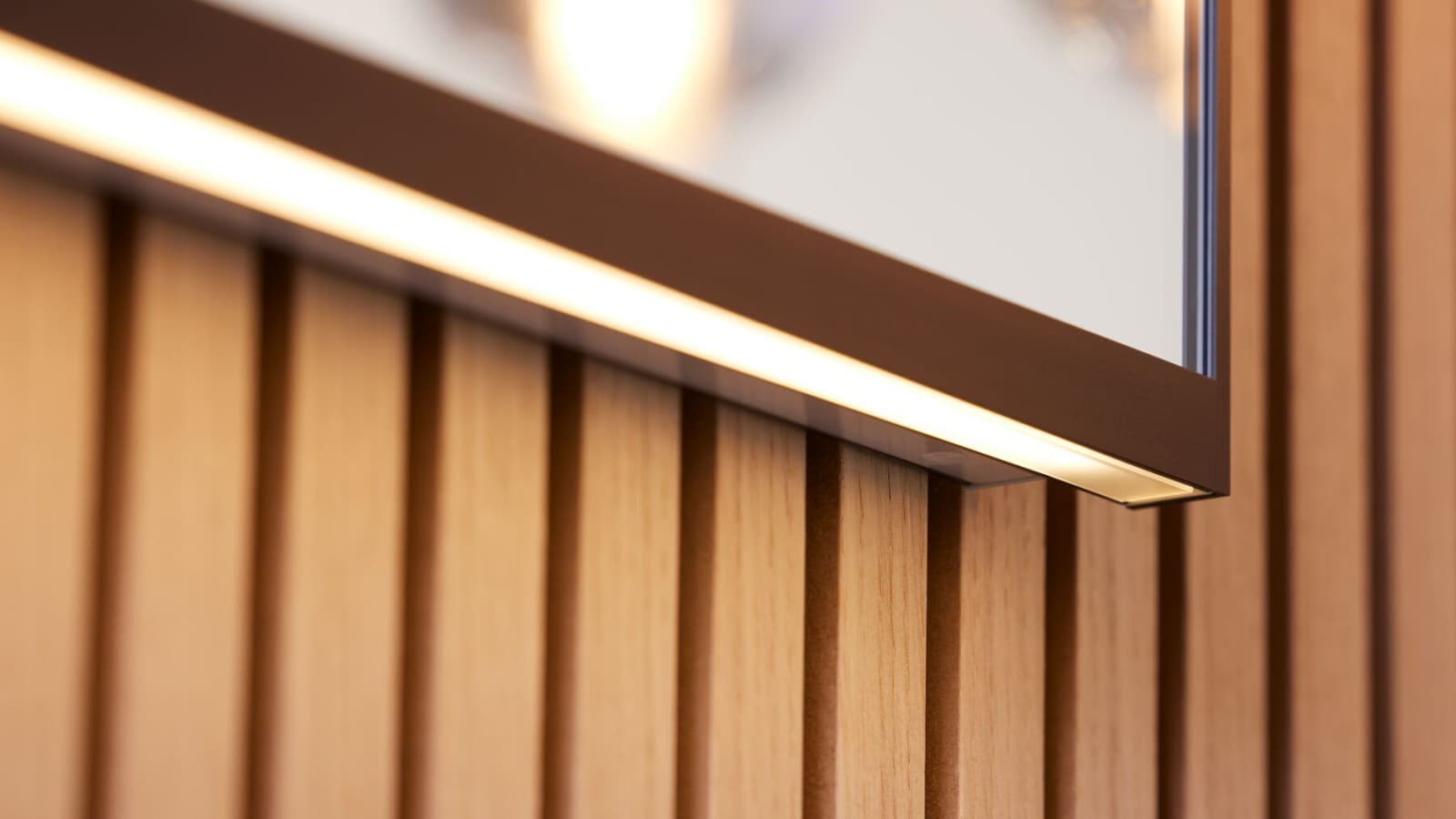 Geberit Option Plus 135 cm matta musta kehys epäsuora valaistus (© Geberit) Geberit Option Plus 135 cm matta musta kehys epäsuora valaistus (© Geberit)
