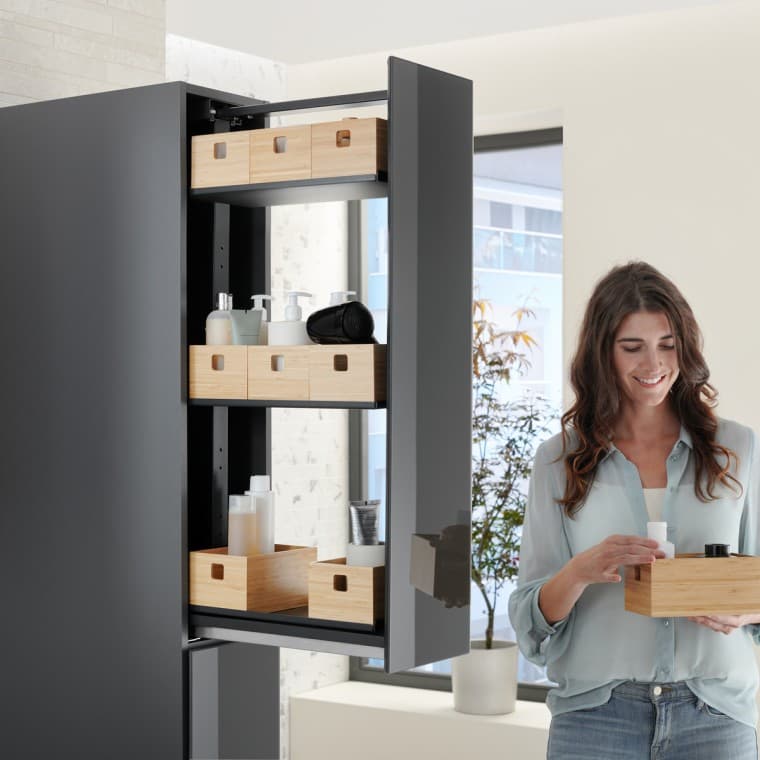 Korkea kaappi laavan värissä lasisella pinnalla Korkea kaappi laavan värissä lasisella pinnalla