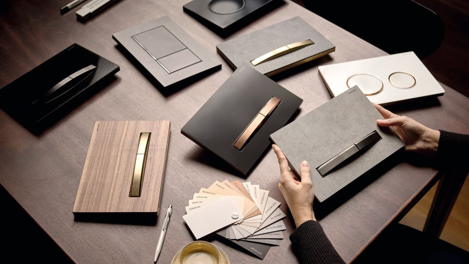 Saatavana erilaisia huuhtelupainikkeita Saatavana erilaisia huuhtelupainikkeita