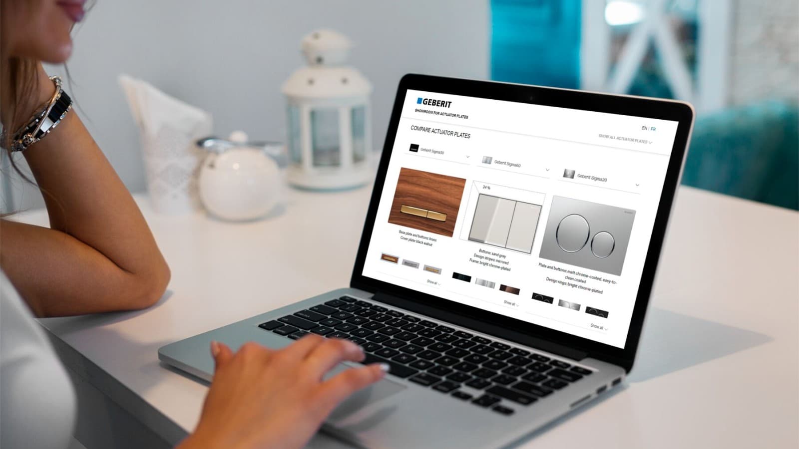 Nainen vertaa Geberitin huuhtelupainikkeita Nainen vertaa Geberitin huuhtelupainikkeita