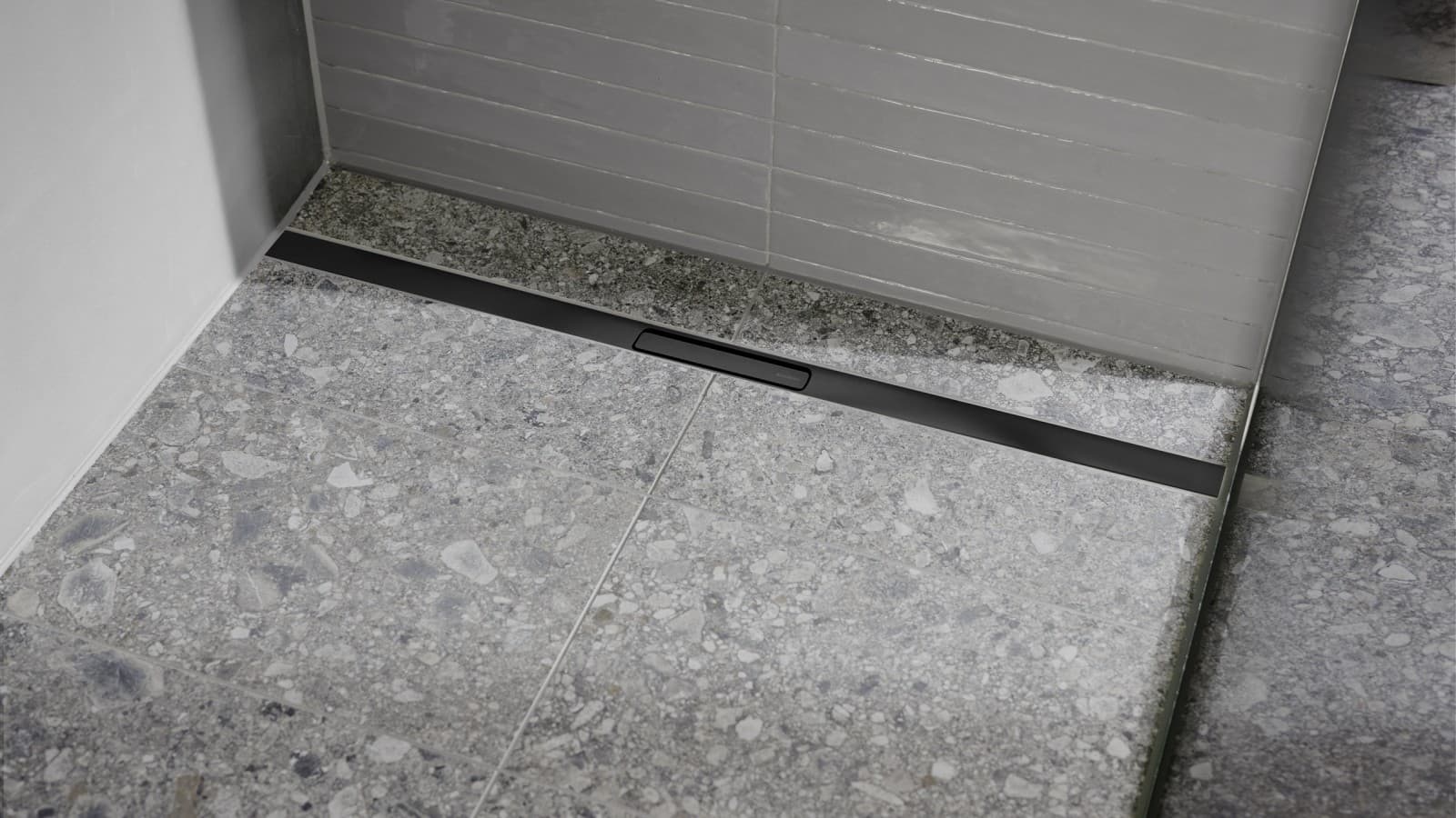 Geberit CleanLine30 -suihkukouru mustana Geberit CleanLine30 -suihkukouru mustana