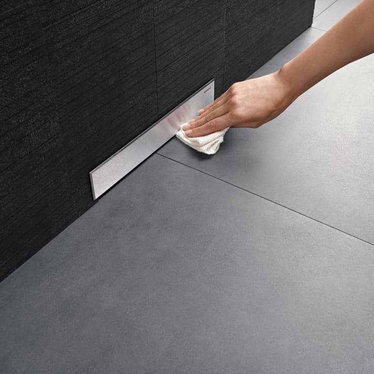 Geberit-seinäkaivon kansi puhdistetaan käsin Geberit-seinäkaivon kansi puhdistetaan käsin