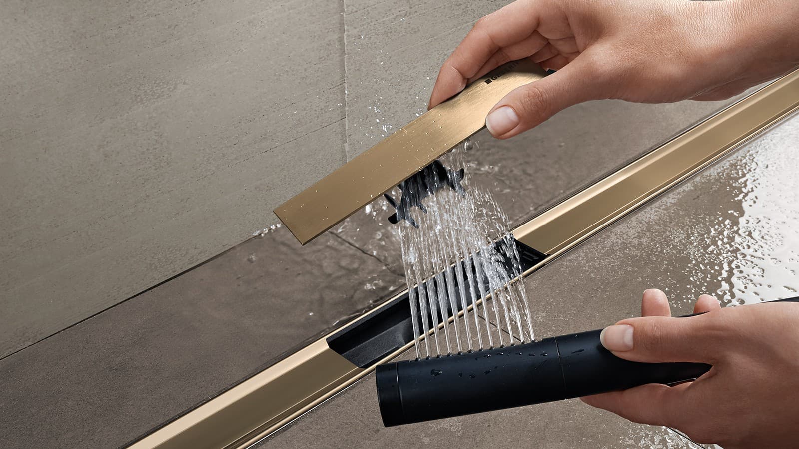 Geberit CleanLine -suihkukourun pohjaventtiilin integroitu kampamainen hiussihti Geberit CleanLine -suihkukourun pohjaventtiilin integroitu kampamainen hiussihti