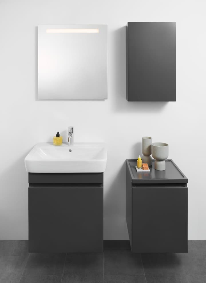Option Basic peili 60 cm ja Renova -kylpyhuonekalusteet (© Geberit) Option Basic peili 60 cm ja Renova -kylpyhuonekalusteet (© Geberit)