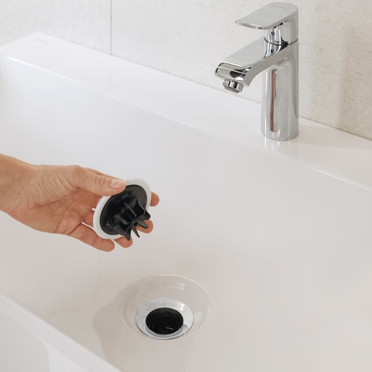 Pystysuora viemäröinnin kansi kampaosalla Pystysuora viemäröinnin kansi kampaosalla