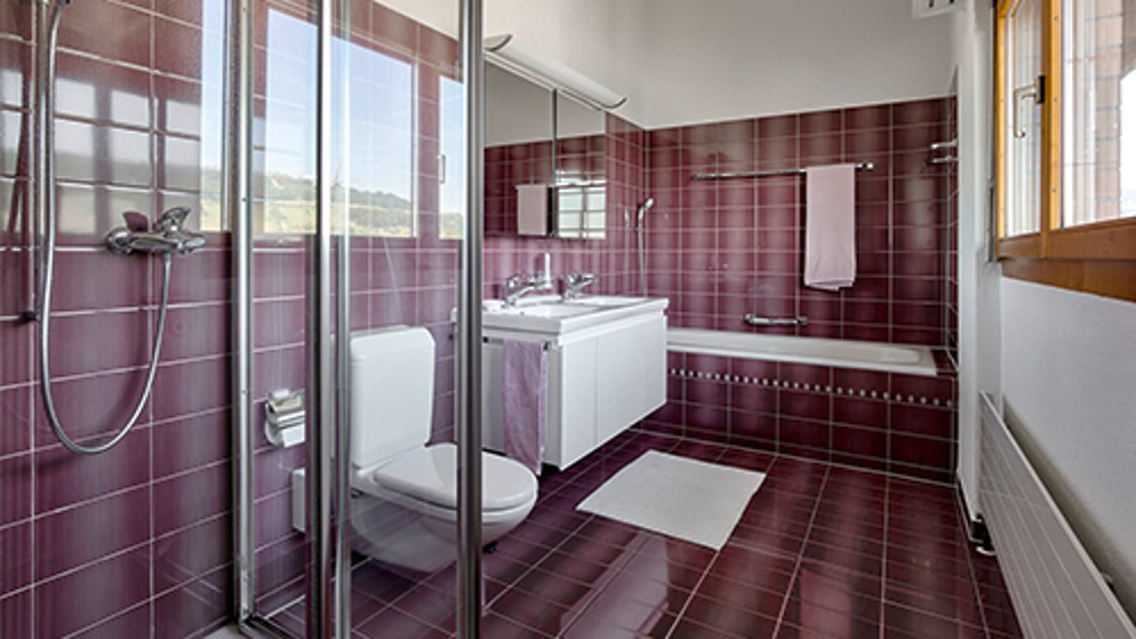 Kylpyhuone ennen remonttia punaisilla laatoilla Kylpyhuone ennen remonttia punaisilla laatoilla