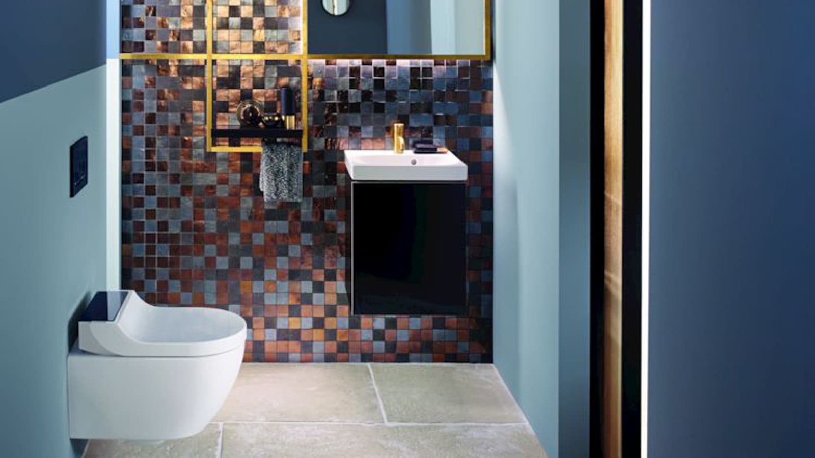 Kulta ja kuparin sävyt lisäävät lämpöä wc-tilaan Kulta ja kuparin sävyt lisäävät lämpöä wc-tilaan