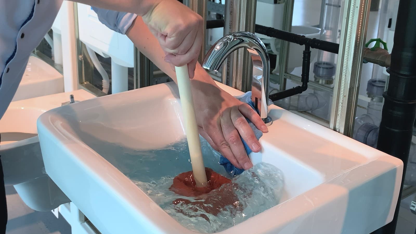 Peitä ylivirtausaukko kädelläsi ja liinalla Peitä ylivirtausaukko kädelläsi ja liinalla