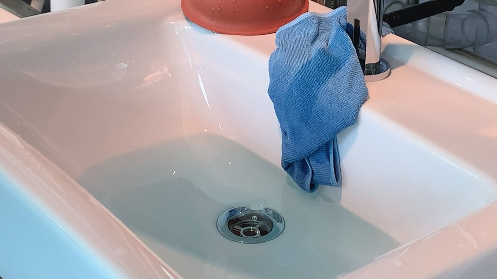 Vesi virtaa pois pesualtaasta Vesi virtaa pois pesualtaasta