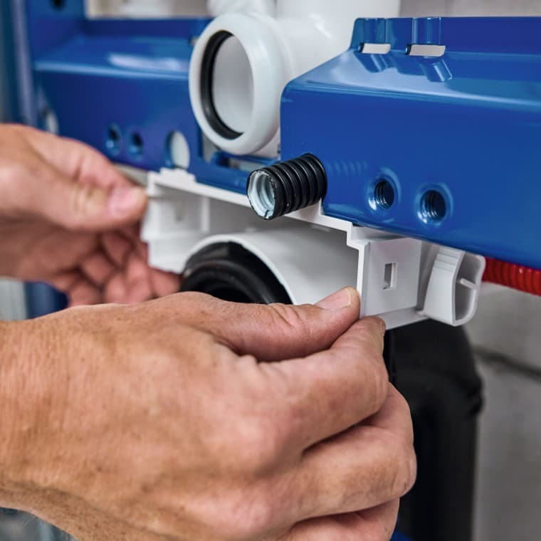 LVI-alan ammattilainen asentaa liitäntälevyn ja Geberit Power & Connect Boxin. LVI-alan ammattilainen asentaa liitäntälevyn ja Geberit Power & Connect Boxin.