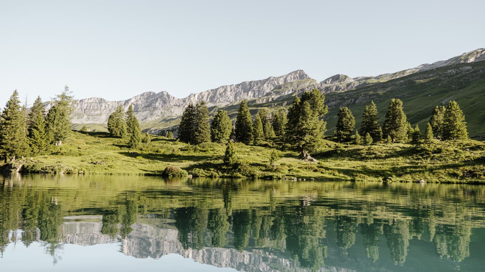 Heijastuksia sveitsiläisessä Engstlensee-järvessä 1 835 metrin korkeudessa merenpinnasta. Valokuvaaja: M: Bruno Augsburger (© Geberit) Heijastuksia sveitsiläisessä Engstlensee-järvessä 1 835 metrin korkeudessa merenpinnasta. Valokuvaaja: M: Bruno Augsburger (© Geberit)