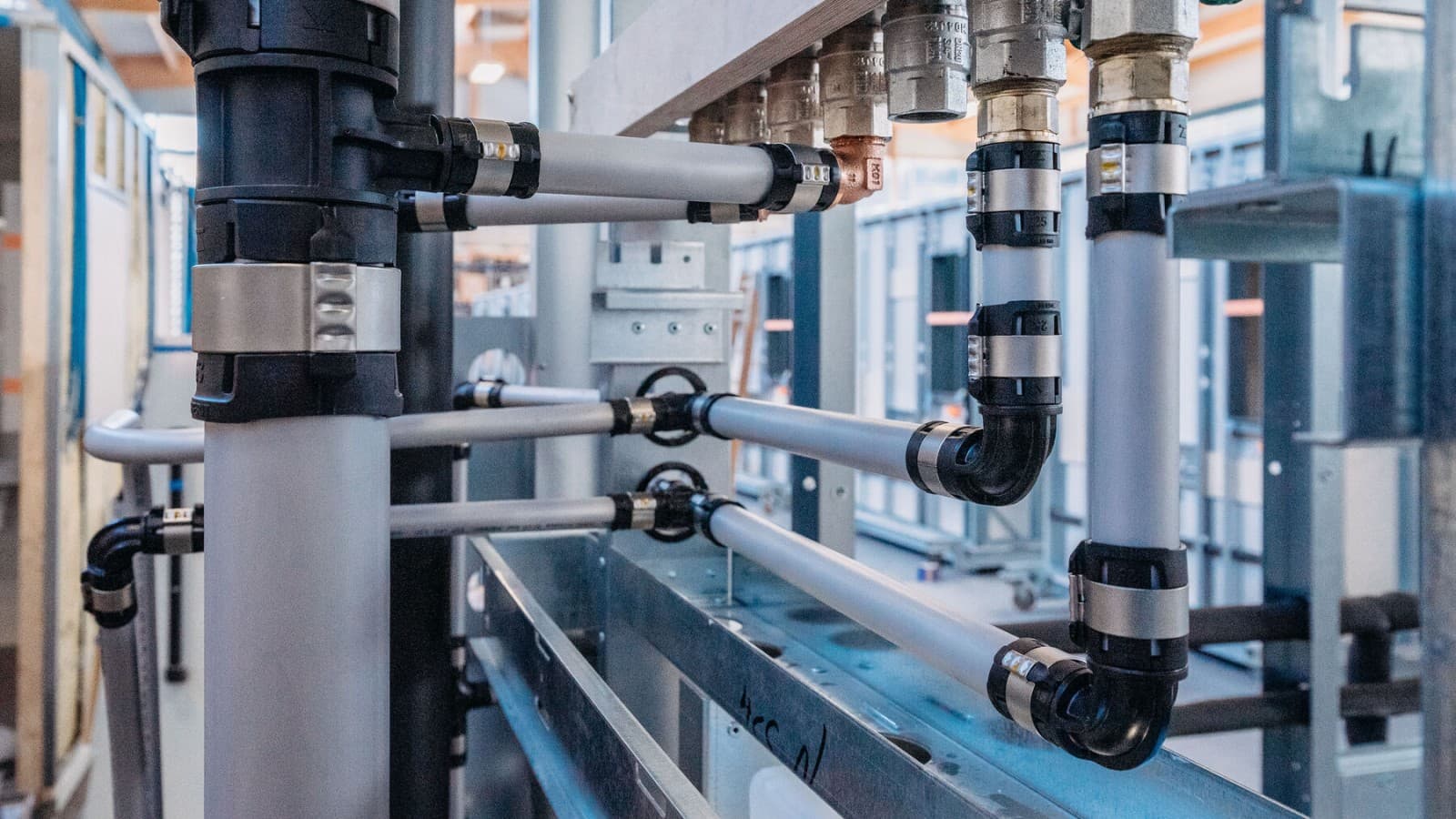 Puristusindikaattori irtoaa, kun puristus on tehty oikein Puristusindikaattori irtoaa, kun puristus on tehty oikein